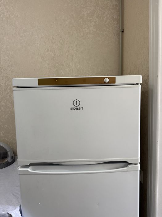 Холодильник Indesit
