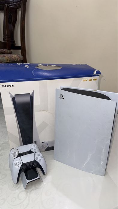 PlayStation 5 825GB + 2 джойстика + игры