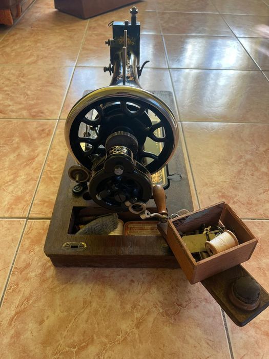 Acesta este o mașină de cusut Pfaff 11 de epocă