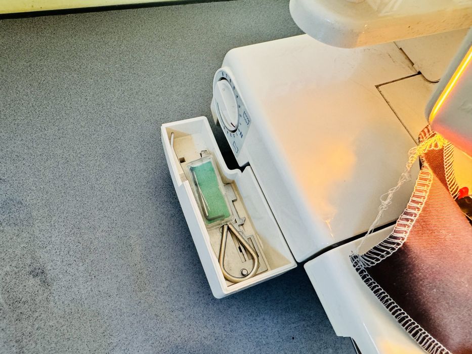 Masina de surfilat 4 fire Berninna Bernette 134 D cu piese metalice