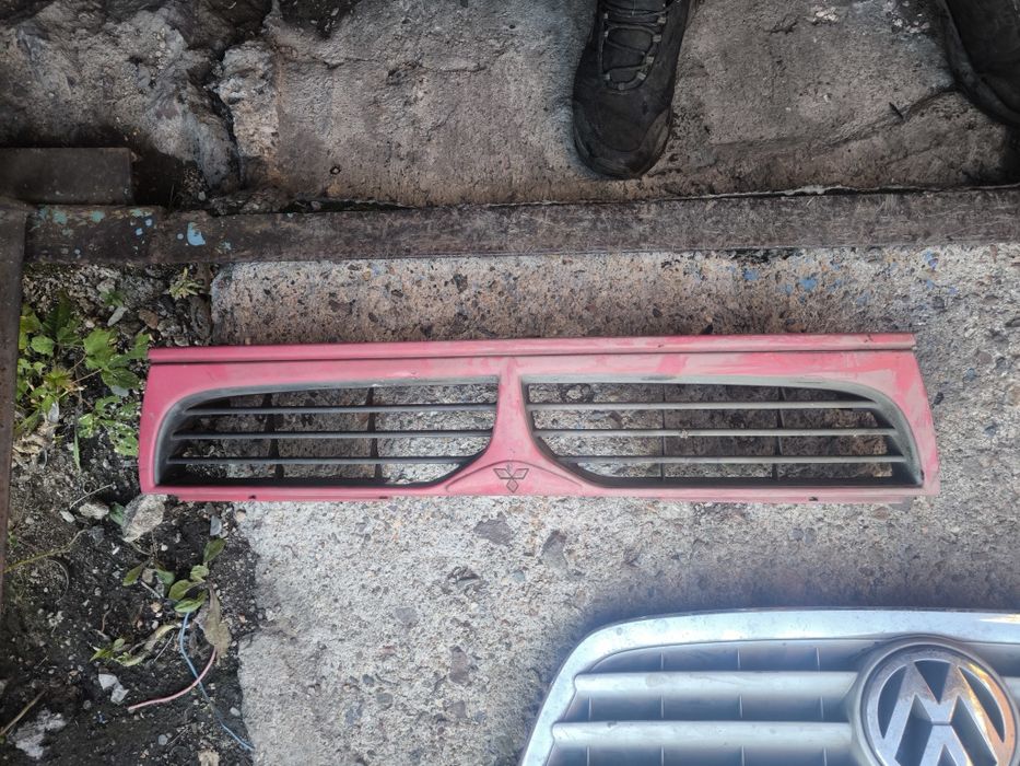 Решетка радиатора Митсубиси Спейс вагон руннер