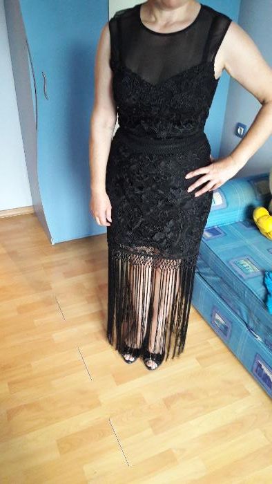 Продавам черна дантелена рокля