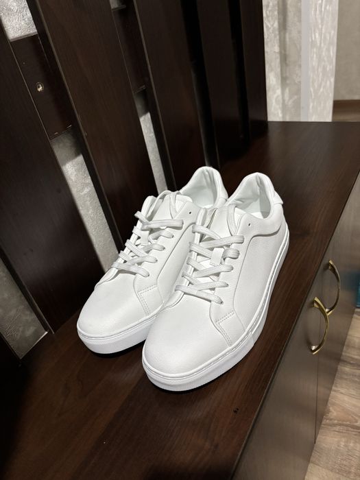 Продаю белые кеды