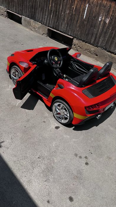 Продается машинка на пульте управления Ferrari
