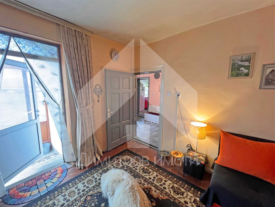 Продава еднофамилна, реновирана къща със 762 кв.м. двор в гр. Плиска.