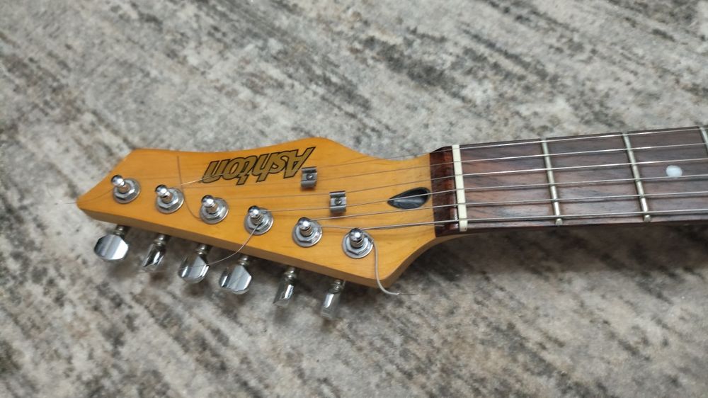 Электрогитара Ashton со встроенным тюнером