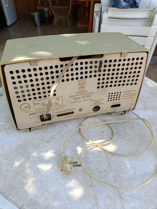 Лампово радио "Grundig", отлично състояние, УКВ, работещо.
