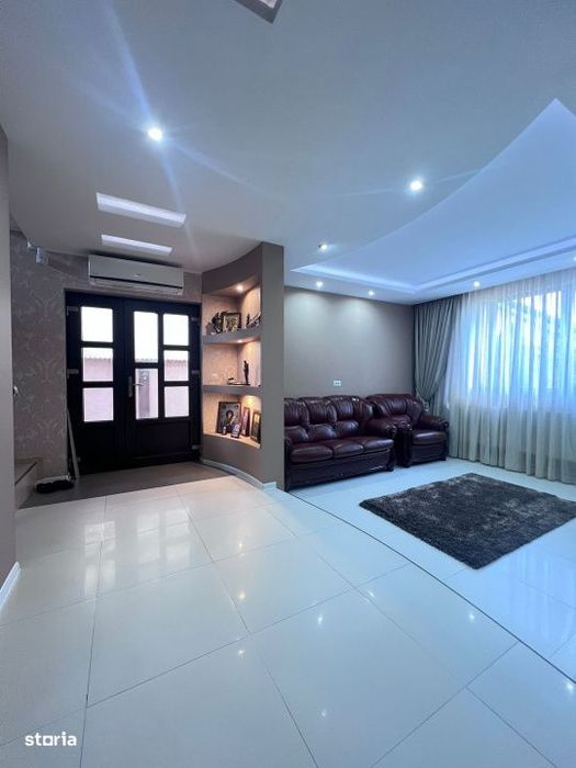 Vila Superba pentru 2 familii /9 Camere /Curte 721