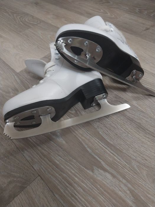 Коньки для девочки 34р