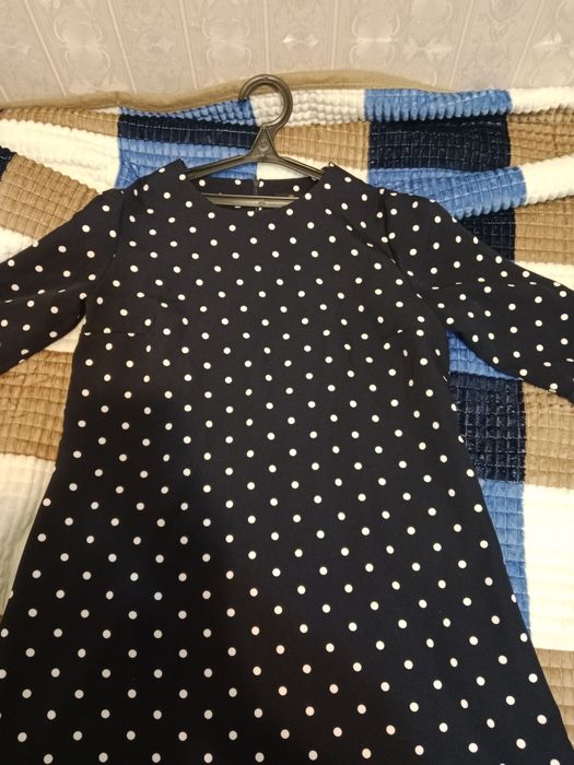 Продам платье темно синее в горошек