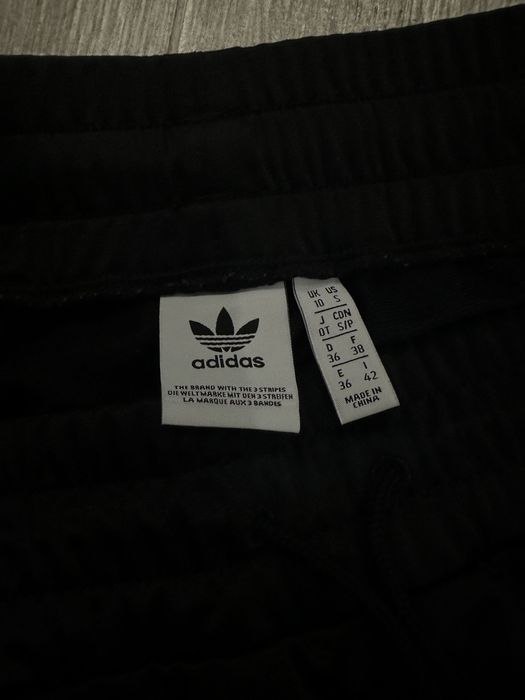 Pantaloni sport adidas cu broderie