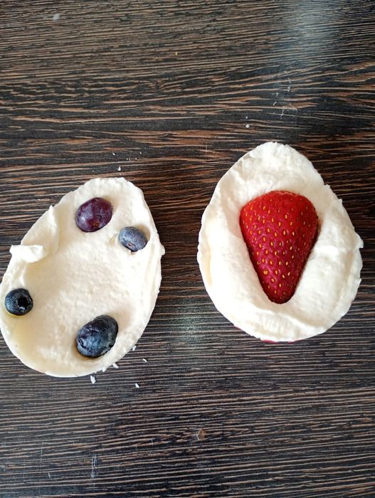 Coșulețe dulci de Paște – Ouă cu mousse ,fructe  și Ferrero Rocher