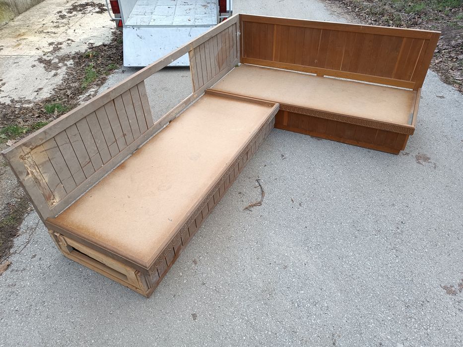 Здрави, запазени миндерчета, ръчна изработка, дърворезба.