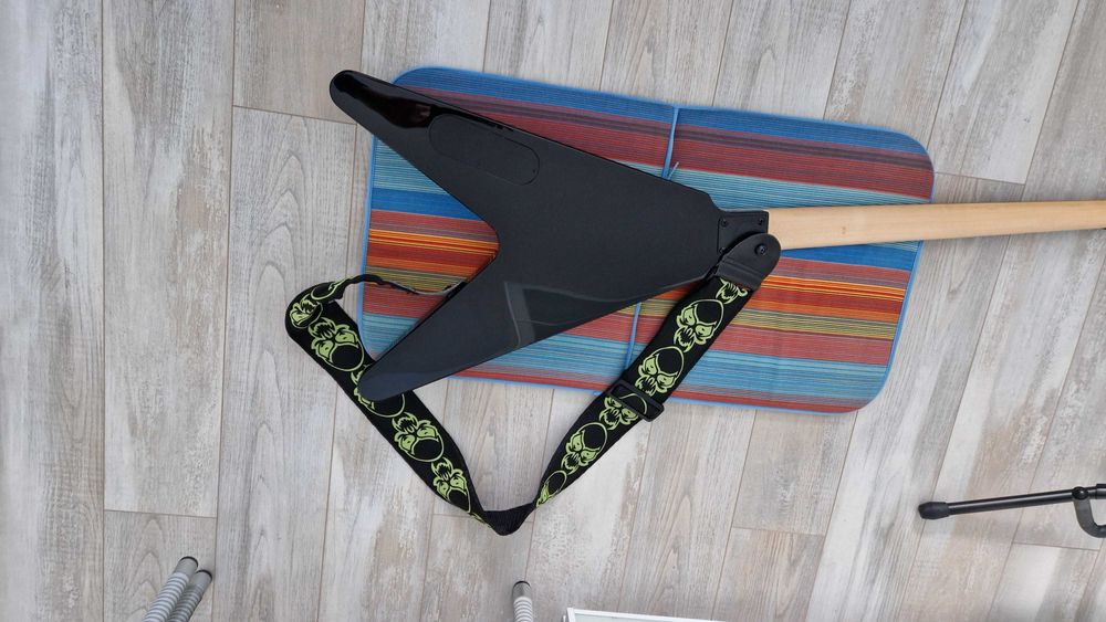 бас китара DEAN Flying V