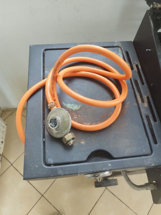 Gratar american cu trei arzătoare și un foc separat