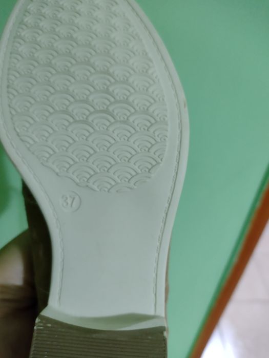 Чисто нови есенни обувки