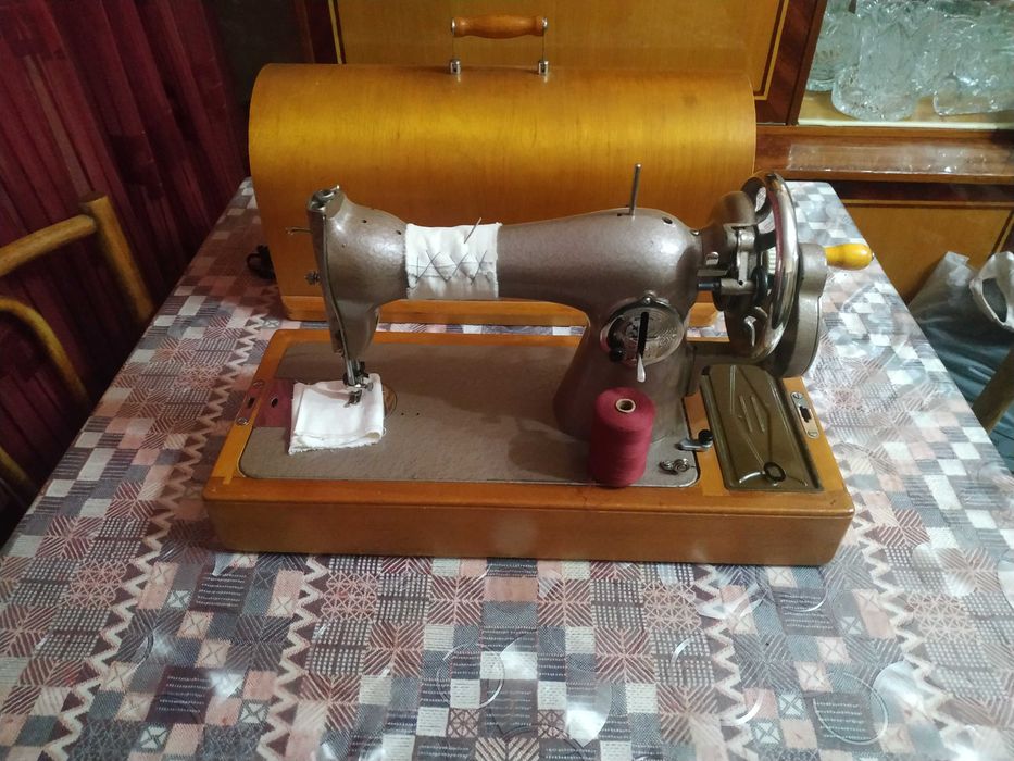 Продается механическая швейная машина