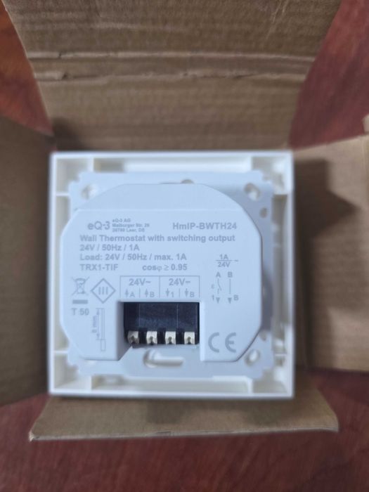 Senzor de temperatură și umiditate Homematic IP cu afișaj