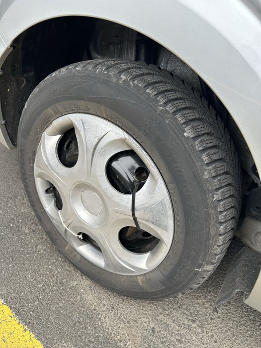 Jante tablă cu capace și cauciucuri de iarnă Hankook 185/65 R15 88T