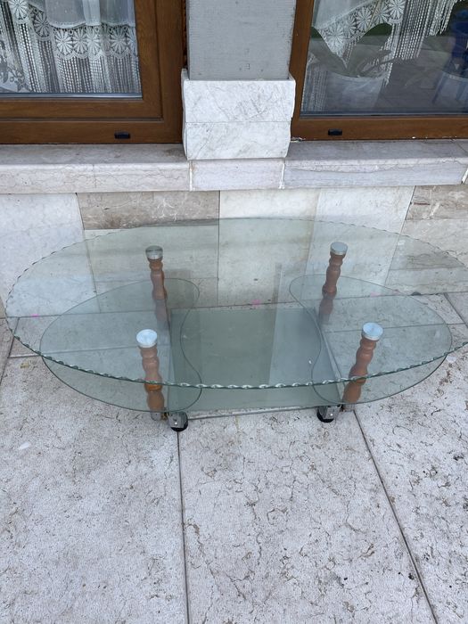 Masa de sticlă cu picioare de lemn