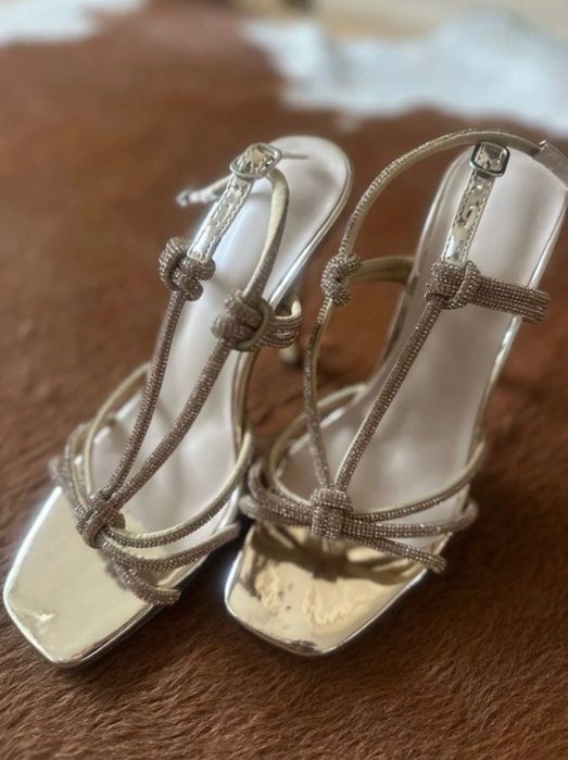 Златни сандали с камъчета