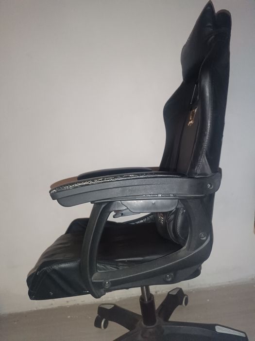 Игровой компьютер с кресло