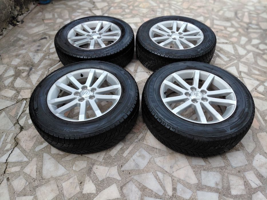 Vand Jenti originale Suzuki Grand Vitara  plus Cauciucuri 225 /65r16 de iarna m/s
Jentile arata foarte bine fără defecte 
Se pot vede