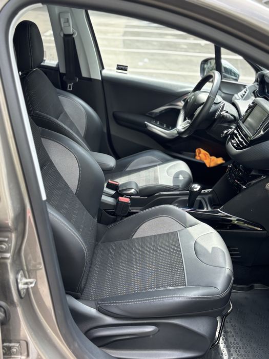 Peugeot 2008 | AN 2016 |1.2 Benzină | Automat | 11.637 KM |
