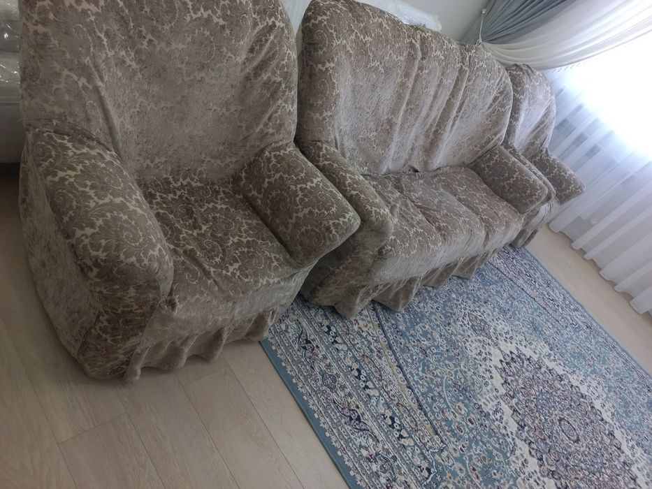 Диван с двумя креслами