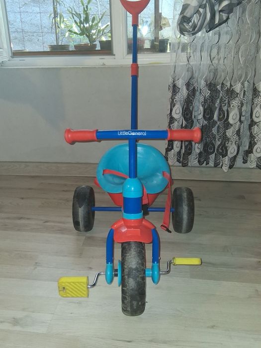 Bicicleta cu trei rotii și mâner