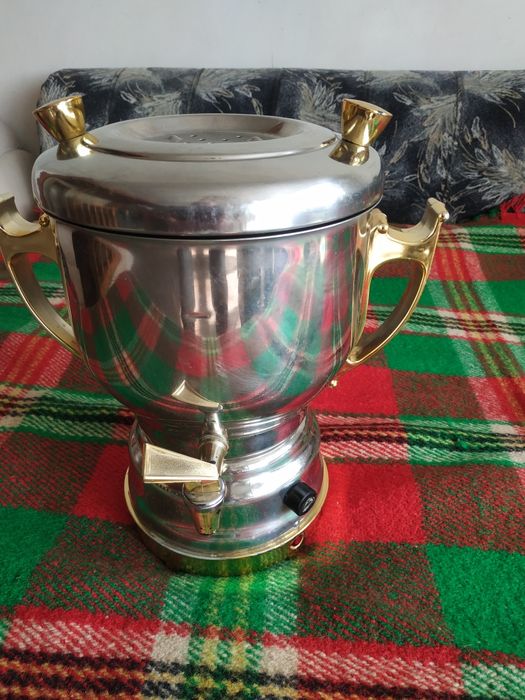 Самовар за гореща вода, чай, кафе и други напитки.