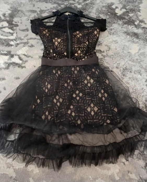 Rochiță elegantă din dantela de la BBY
Are cupa se potrivește și la u