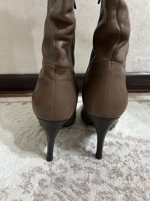 Продам кожанные сапоги 18000 тенге.