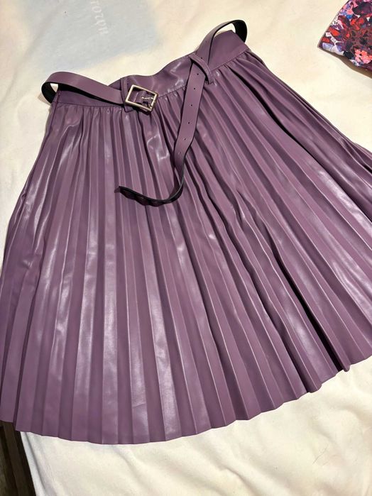Чисто нова лилава плисирана кожена пола солей + кожен колан, размер XS
