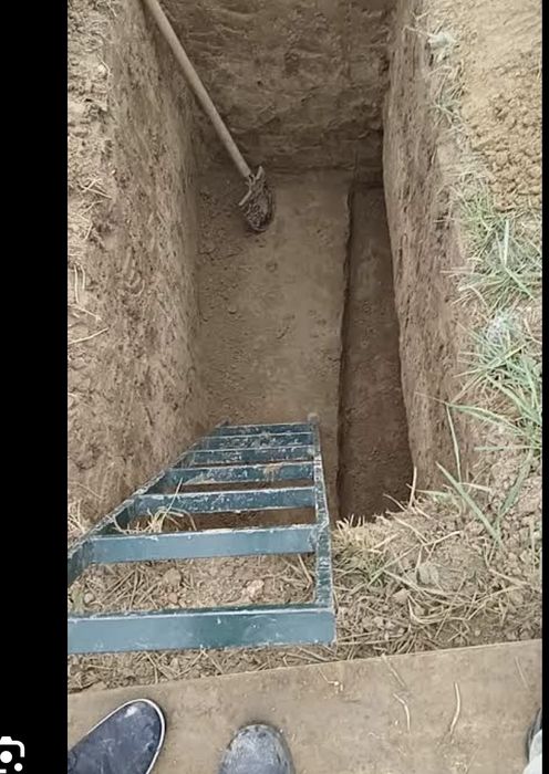 Копаем ямы могилы