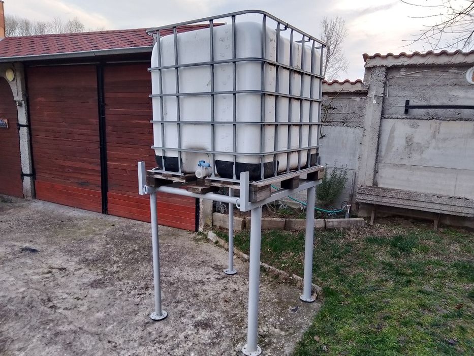 Бидон за вода 1 тон със стойка