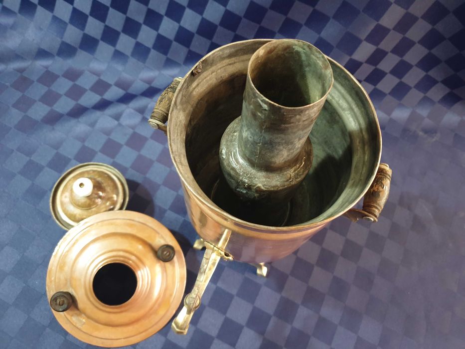 Голям руски имперски самовар и меден самовар на въглища