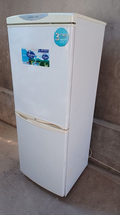 LG  Халадильник 2Х камерный работает отлично