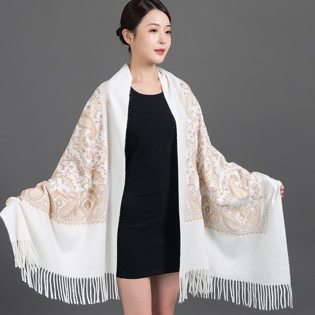 Палантин с вышивкой