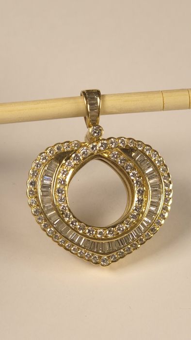 Золотой кулон с брилиантами