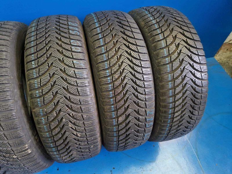 4 Michelin R17 215/60
зимни гуми DOT1318