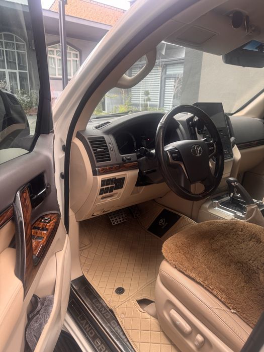 Toyota land cruiser 200 год 2019