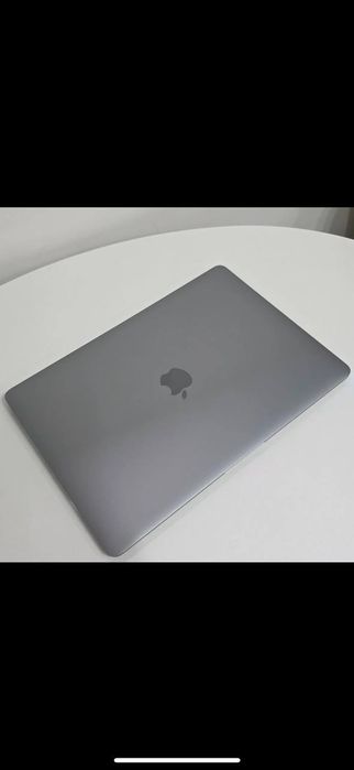 Kosmik kulrang rangdagi M1 13 dyuymli MacBook Air sotilmoqda.

Texnik