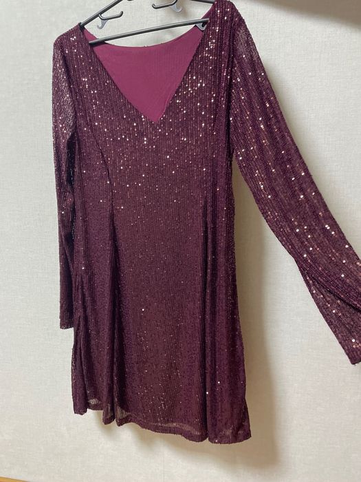 Чисто нова бордо рокля с пайети