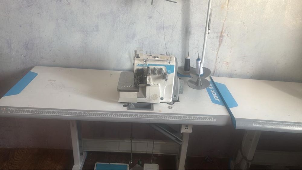 Оберлок машинка.