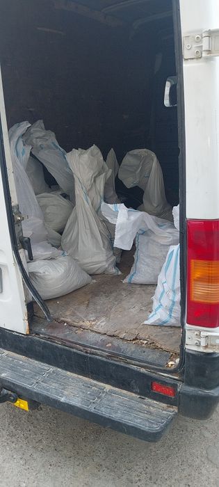 Caram pietriș din demolări. golit  garaje și de deseuri