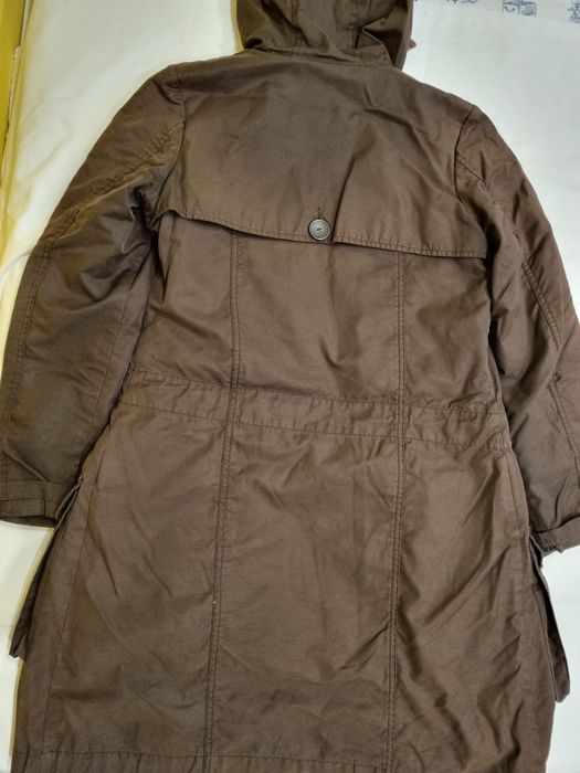 Продавам ватиран шлифер с качулка на фирмата Бенетон