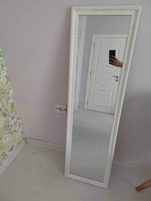 Огледало с бяла рамка