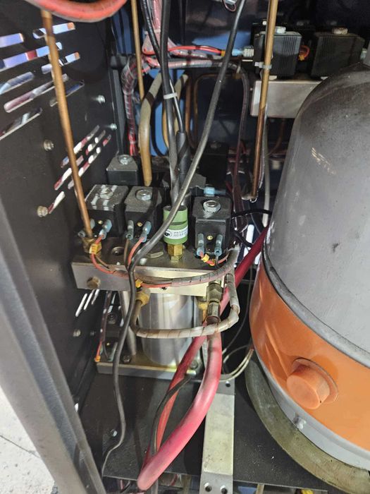 Машина за авто климатици нова почти неизползвана.