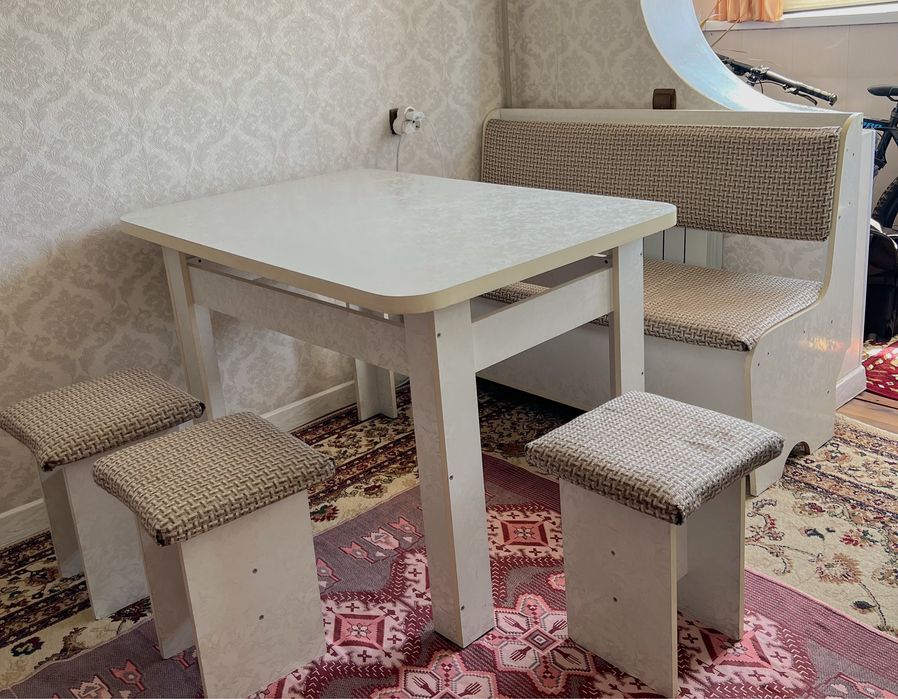 Стол со стульями